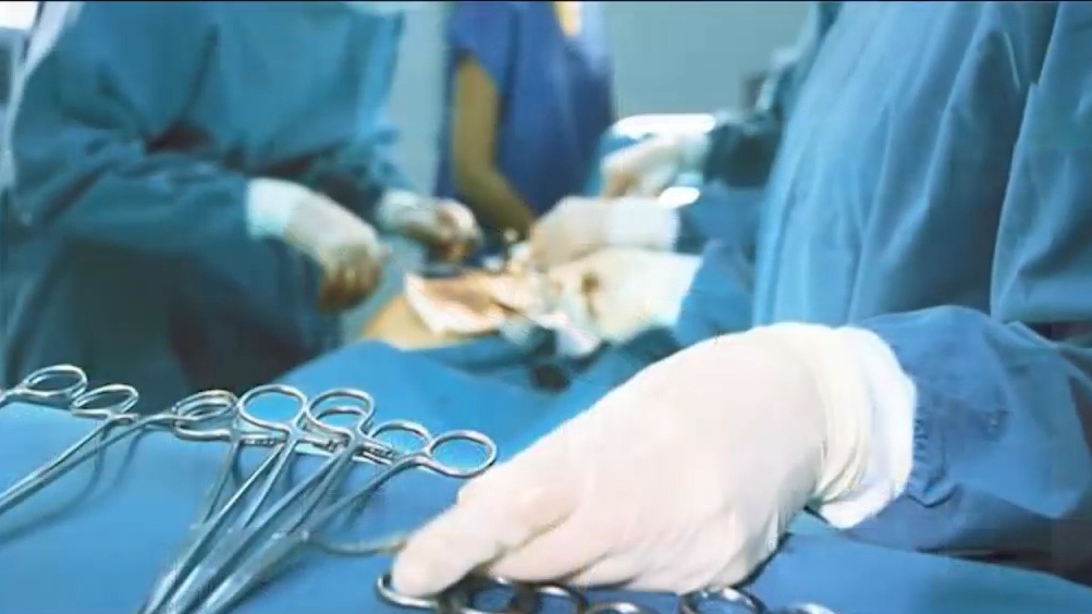 Hi huu bac sy Kenya mo nao nham benh nhan hinh anh