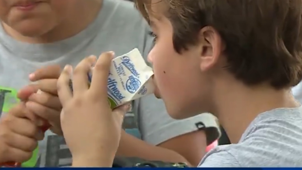 Cau chuyen uong sua de tang chieu cao cho tre em My hinh anh