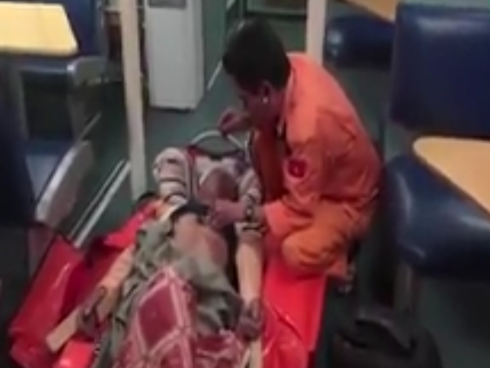 Cuu song thuyen vien nguy kich tren bien hinh anh