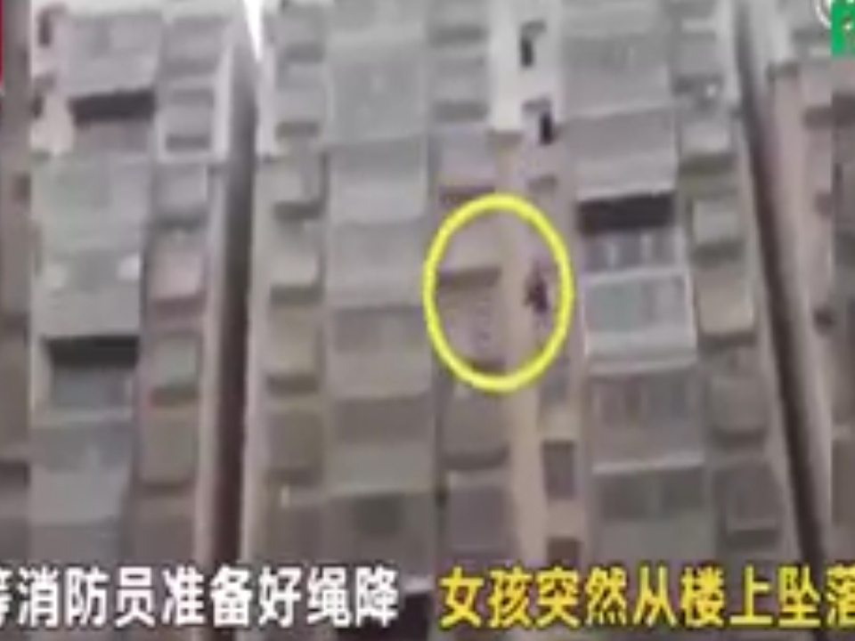 Co be Trung Quoc nhay lau tu tu vi khong lam het bai tap hinh anh