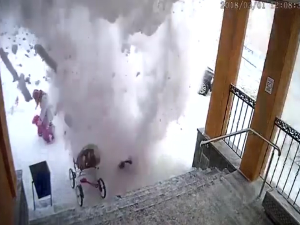 Co be keo tay cuu me khoi tuyet do tu mai nha hinh anh