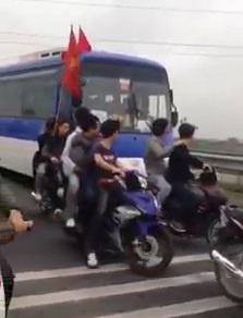 Clip nhom thanh nien dau tran phi xe may tien ban nhap ngu hinh anh