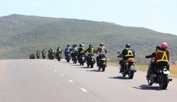 Nhung nguy co an toan giao thong khi di phuot bang xe gan may hinh anh