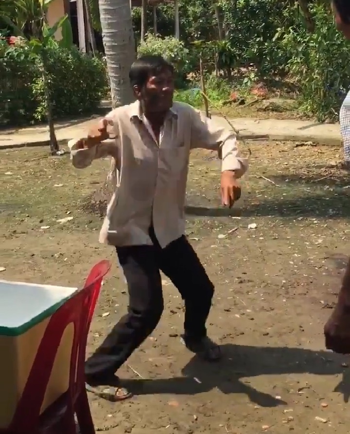 Clip nguoi dan ong Mien Tay co dieu nhay hai huoc hinh anh