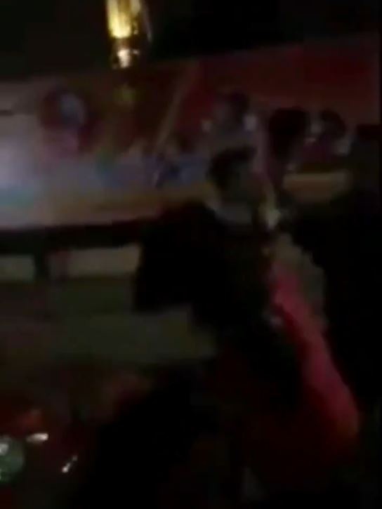 Thanh nien ra tay nghia hiep bao ve chi hang nuoc hinh anh