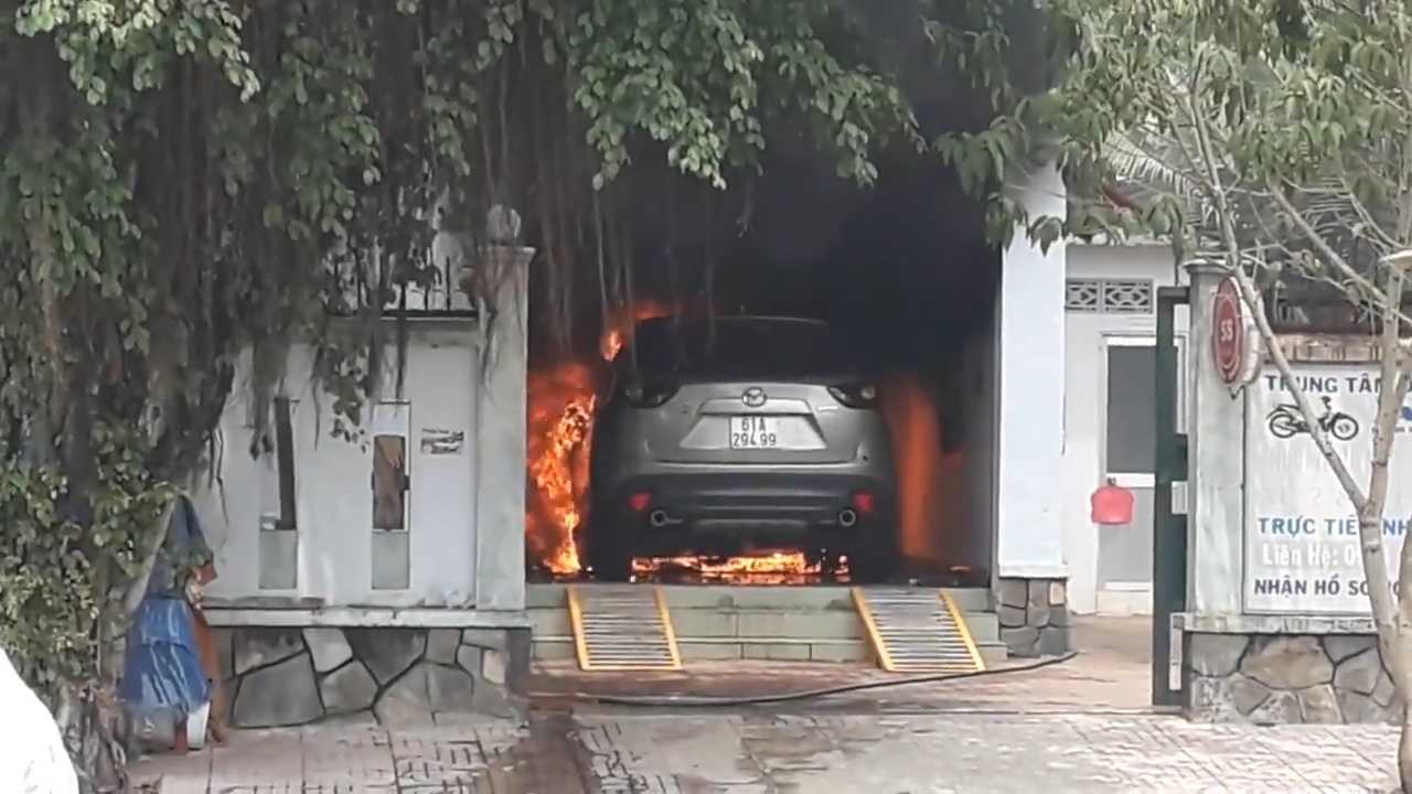 Clip xe hoi chay du doi trong nha chua ro nguyen nhan hinh anh