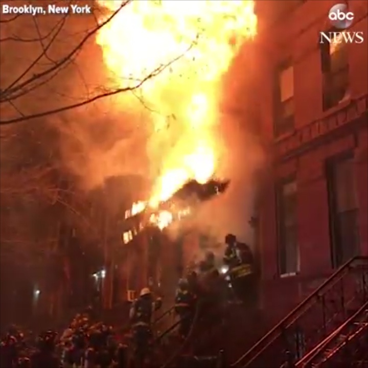 No luc dap tat dam chay, linh cuu hoa My bi doan mai nha lua do trung hinh anh