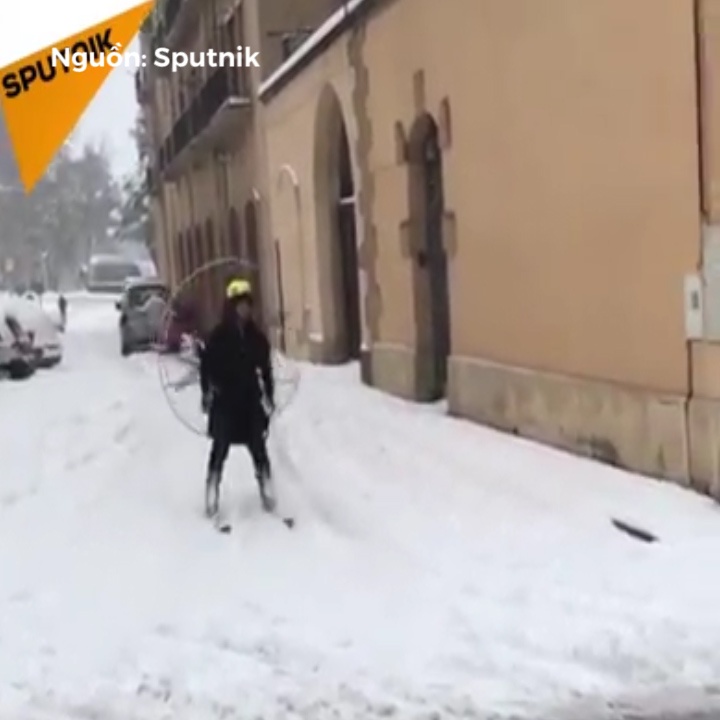 Nguoi dan ong truot tuyet voi mot dong co tren lung hinh anh