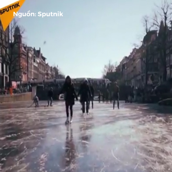 Dong song bien thanh san truot bang vi troi lanh hinh anh