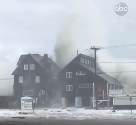 Clip con song khong lo cao hon nha tai My hinh anh