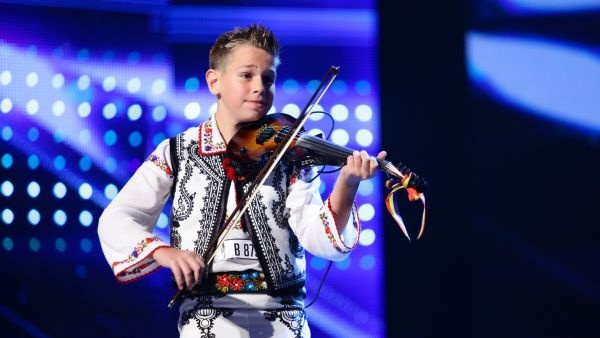Than dong 12 tuoi choi violin sieu dang tai Tim kiem tai nang Romania hinh anh