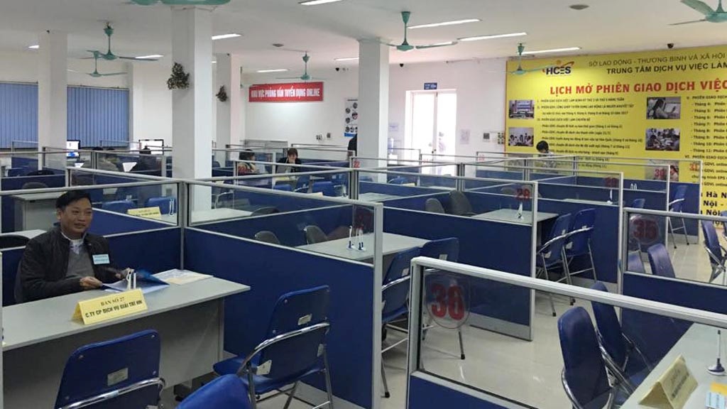 Kho tuyen dung lao dong sau Tet hinh anh