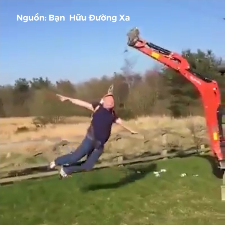 Nguoi dan ong choi du quay voi may xuc dat, vang vao hang rao hinh anh