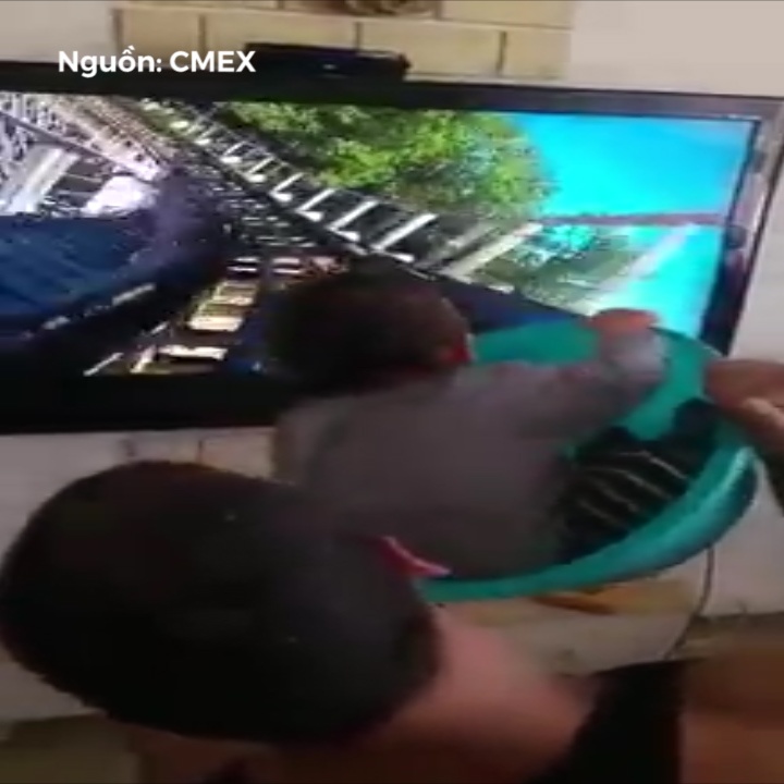 Ong bo cho con gai choi thuc te ao bang tay hinh anh