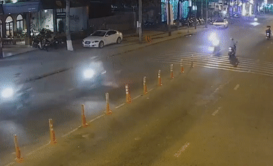 Clip thanh nien tong lien tiep vao dai phan cach hinh anh