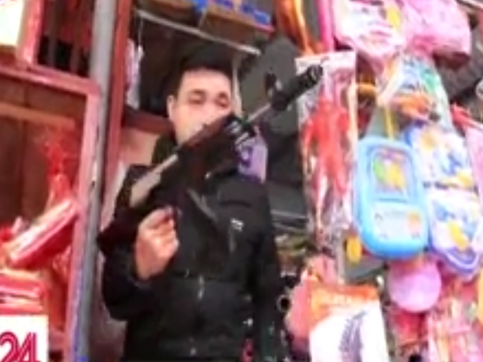 De dang mua cac loai do choi bao luc canh chua Huong hinh anh