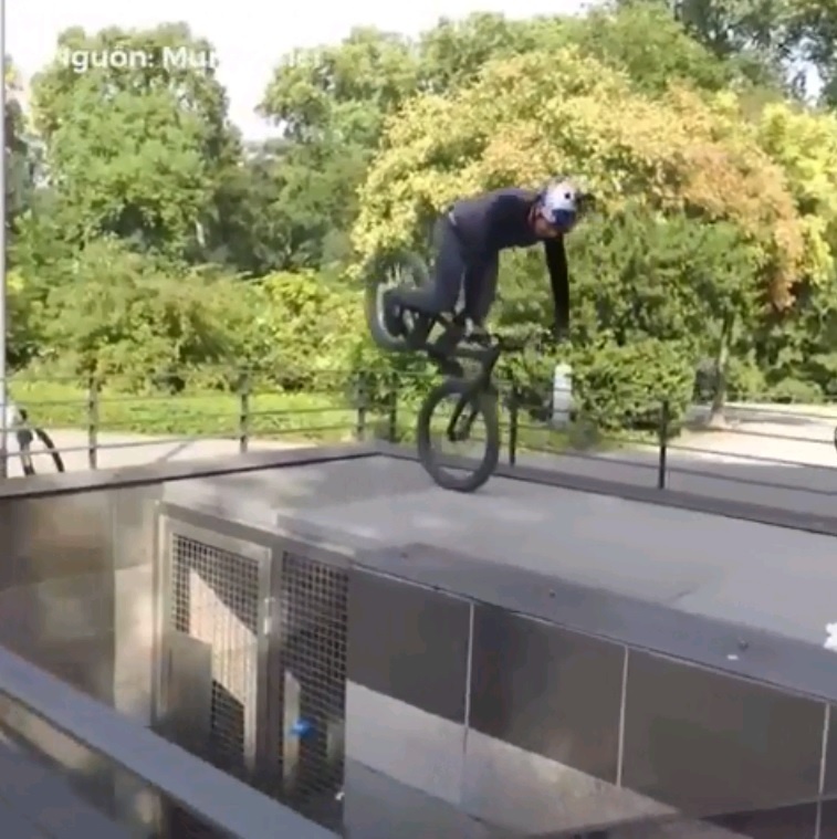 Man dieu khien xe dap mao hiem nhay qua nguoi thot tim hinh anh