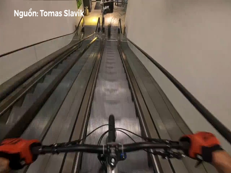 Thot tim voi man dap xe vuot trung tam mua sam hinh anh