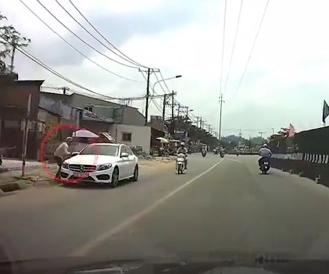 Thanh nien be trom cap guong Mercedes 100 trieu dong trong nhay mat hinh anh