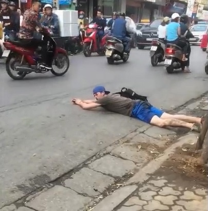 Clip thanh nien Tay say thuoc lao, va vat 'boi can' tren pho Ha Noi hinh anh