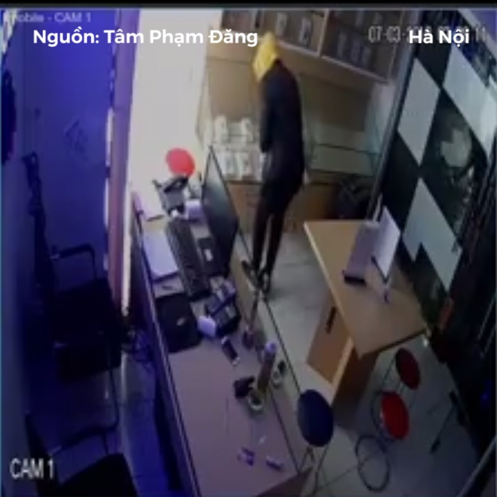 Trom be khoa, 'gom' cua hang dien thoai giua ban ngay hinh anh