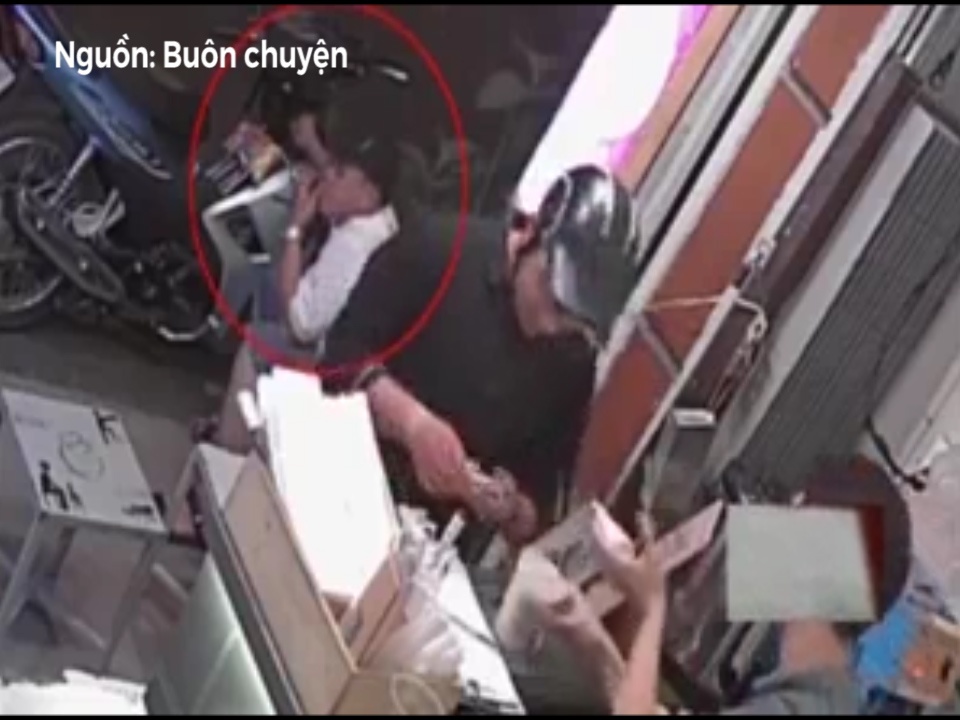 Gia vo mua tra sua, thanh nien trom xe trong mot phut hinh anh