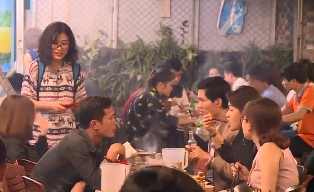 Sinh vien bi loi keo di ban hang rong hinh anh