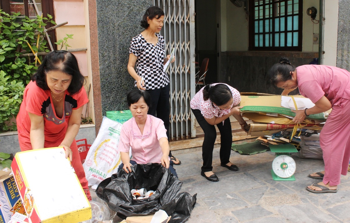 Nhung nguoi phu nu thu gom phe lieu lam tu thien hang tram trieu dong hinh anh