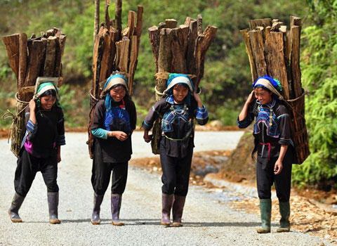 Mung 8/3 cua nhung nguoi phu nu tren ban lang vung cao. hinh anh