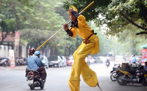 'Ton Ngo Khong' di ca kheo mua gay tren duong pho hinh anh