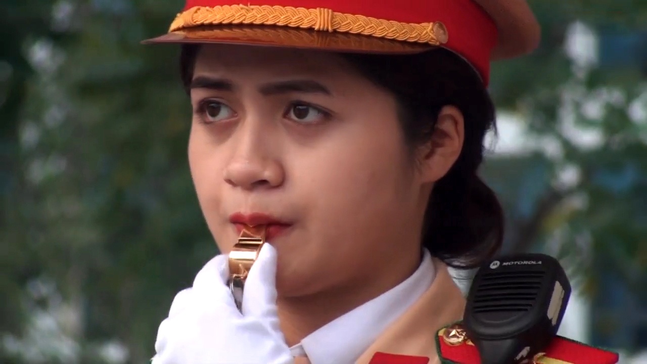 Nu CSGT xinh dep xuc dong vi duoc tang qua 8/3 giua luc lam nhiem vu hinh anh