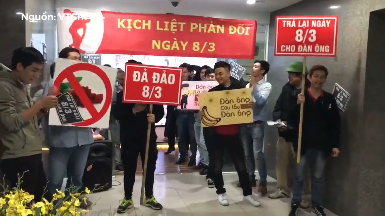 Clip hai huoc thanh nien bieu tinh 'phan doi' ngay Quoc te Phu Nu 8-3 hinh anh