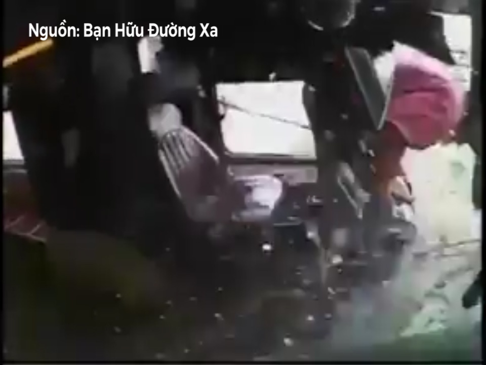 Can canh tai nan xe buyt nhin tu buong lai hinh anh