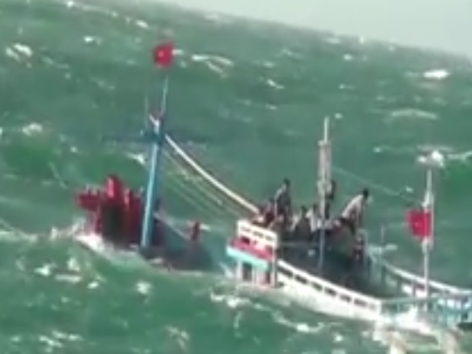 17 nam tim kiem cuu nan tren bien hinh anh