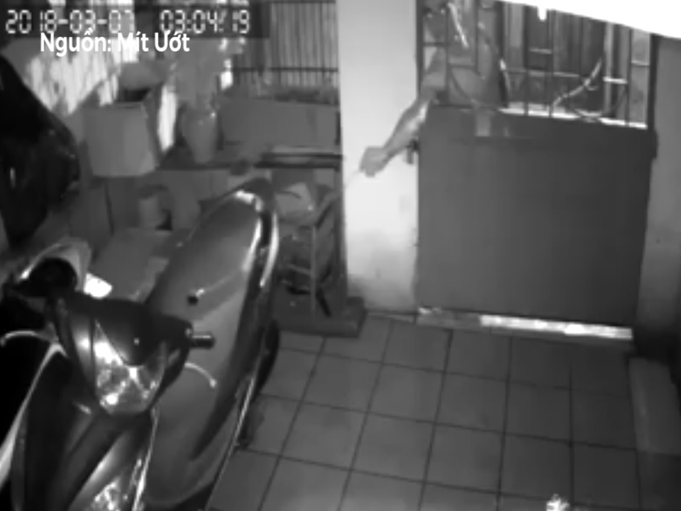 Thanh nien dung cay kheu chia khoa de trom xe may hinh anh