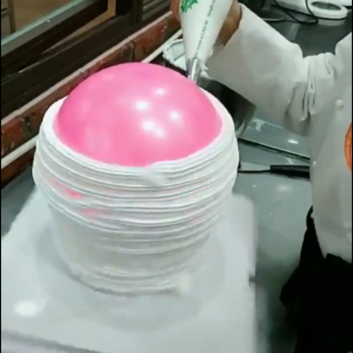 Trao luu lam gia bong bong thanh banh sinh nhat de choi kham ban than hinh anh