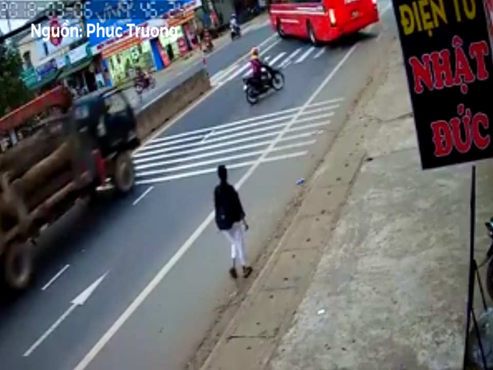 Xe tai cho go tong thang vao xe khach dang qua duong hinh anh