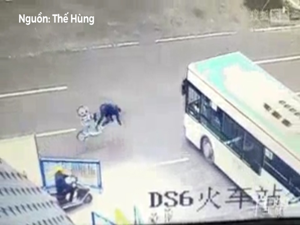 Bop phanh gap, nu tai xe Trung Quoc vang thang vao banh xe khach hinh anh