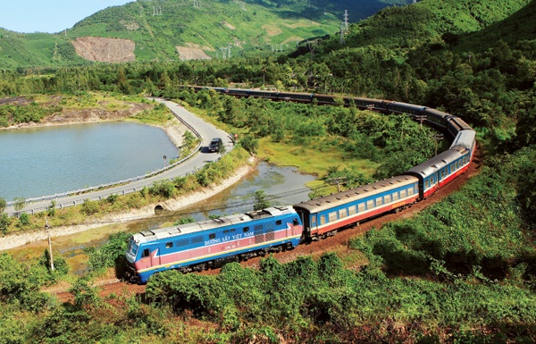 Tinh trang xuong cap cua ham duong sat tren ca nuoc hinh anh