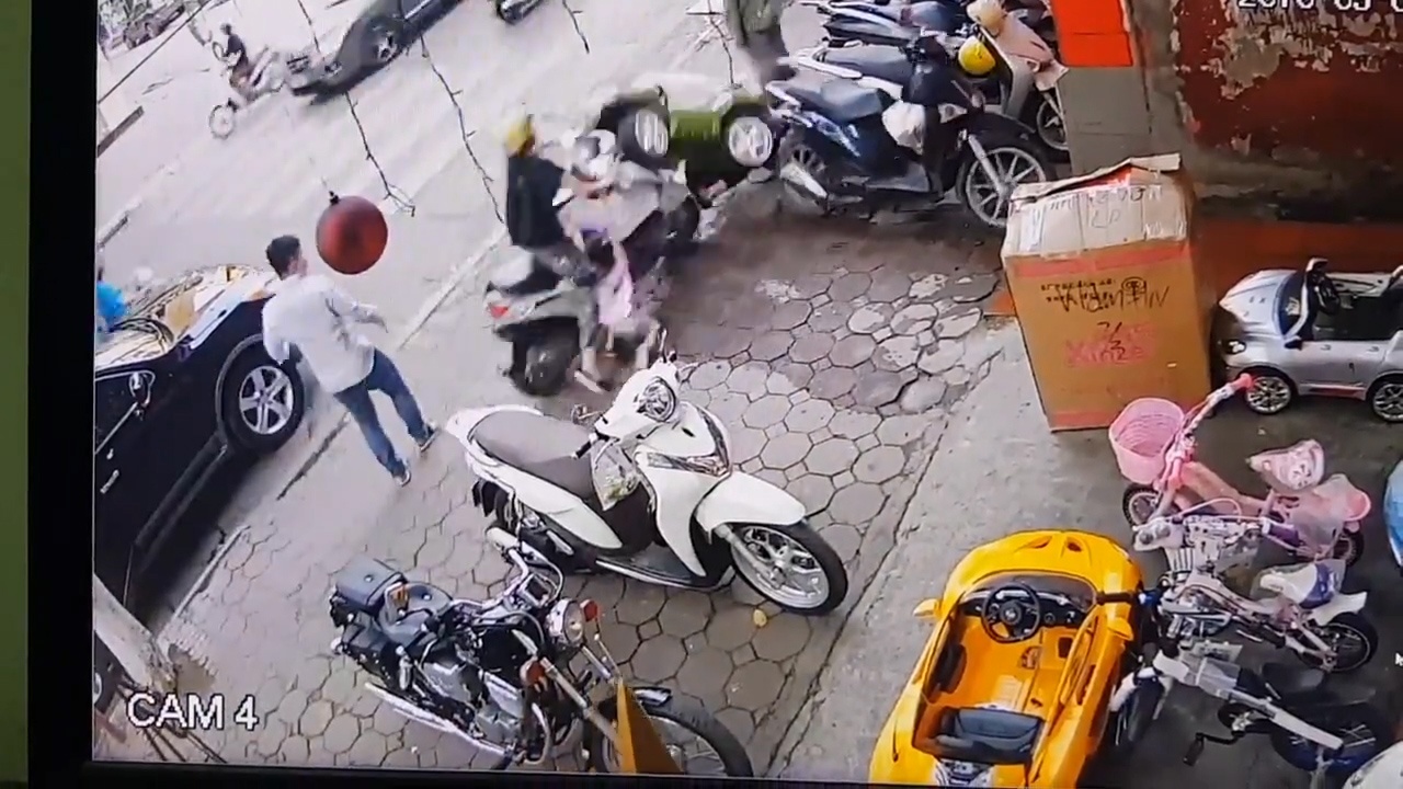 Bat can de tre con van ga, xe may lao thang vao nguoi tren via he hinh anh