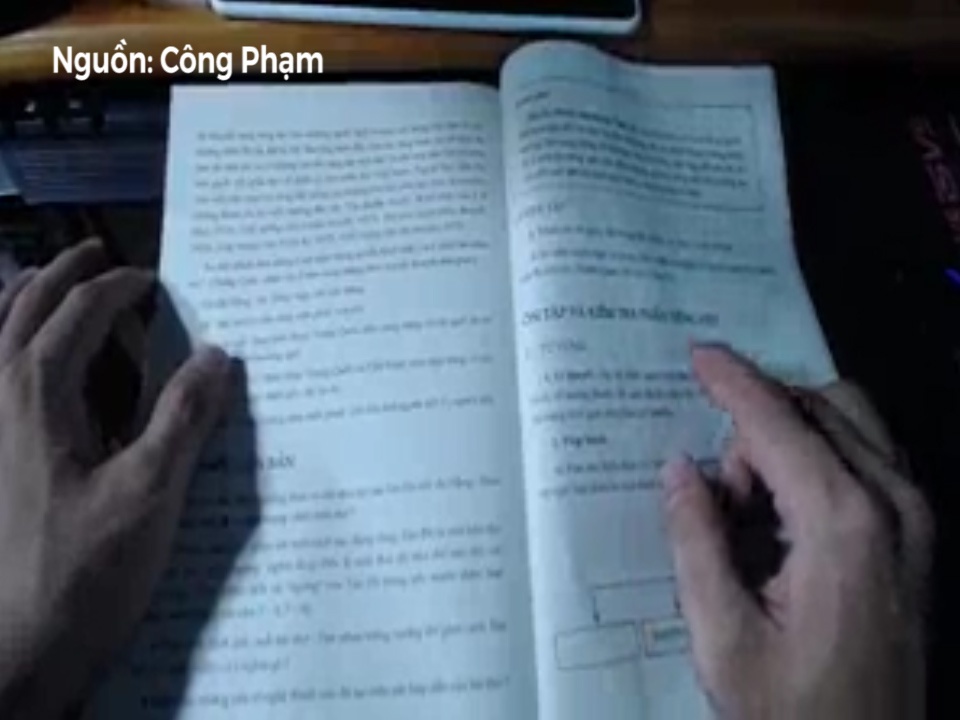 Thanh nien doc rap bai tho 'Muon lam thang Cuoi' cua Tan Da hinh anh