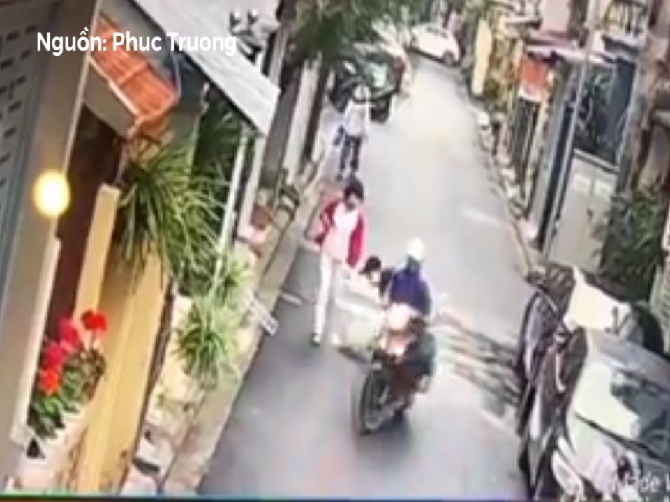 Hai nam thanh nien cuop cho tao ton giua ban ngay hinh anh