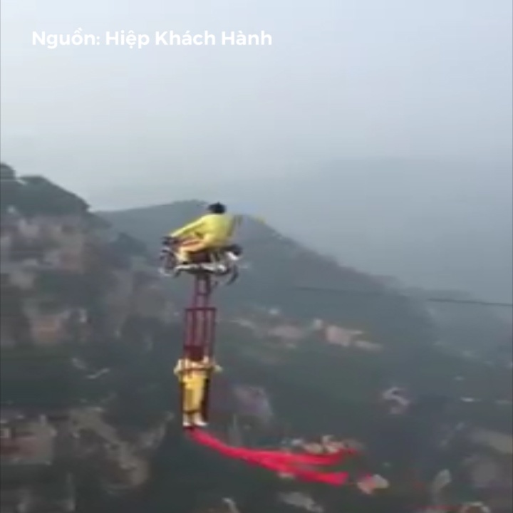 Man bieu dien chay xe may qua day treo tren vach nui hinh anh