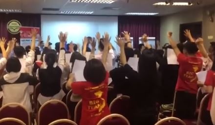 Thu doan chan dat sinh vien vao duong day ban hang rong hinh anh