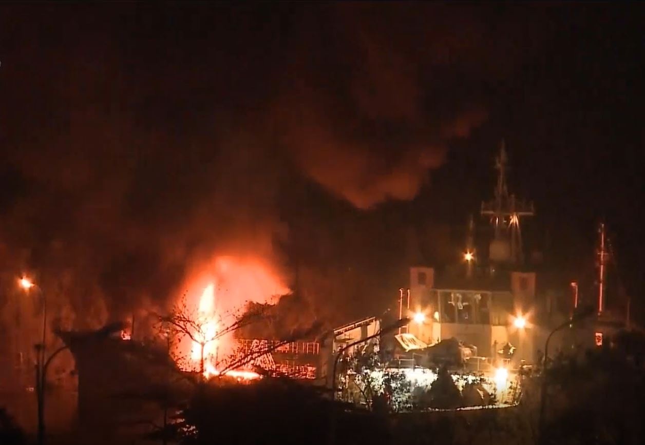 Chay tau cho xang tai Hai Phong: Co the do may bom xang bi ket hinh anh