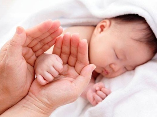 Sap co vac xin phong benh tay chan mieng o tre nho hinh anh