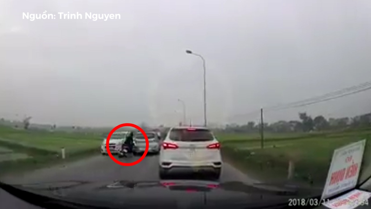 Thang khong kip, mot nguoi lao dau thang vao xe hoi hinh anh