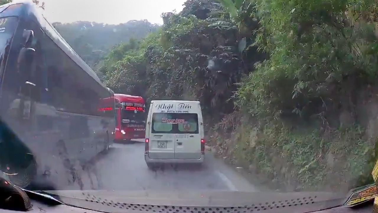 Xe khach mat phanh, tong xe 16 cho tren duong deo Sa Pa hinh anh