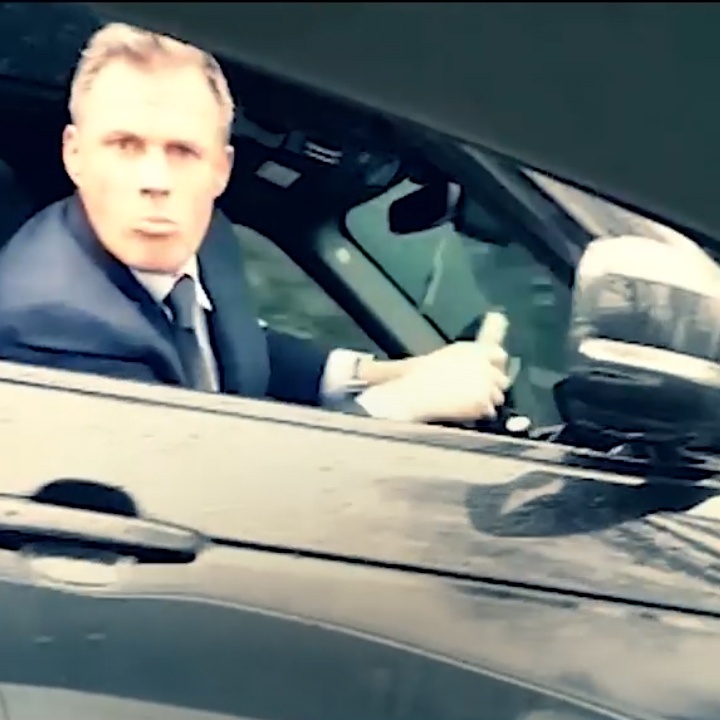 Huyen thoai Liverpool phun nuoc bot vao mat con gai cua fan MU hinh anh