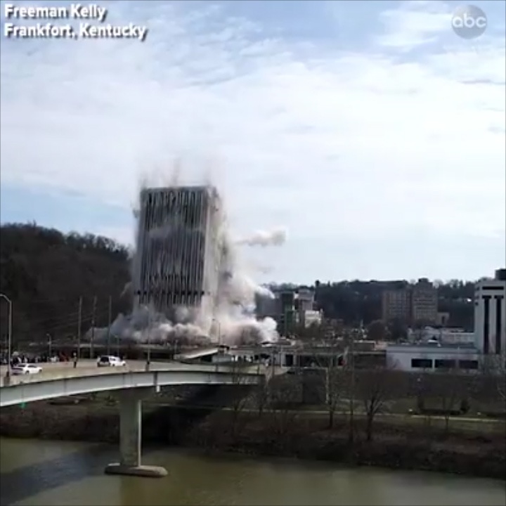 Canh tuong kich no toa nha cao nhat Frankfort, My hinh anh